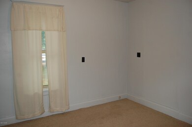 157 3rd-Main floor bed