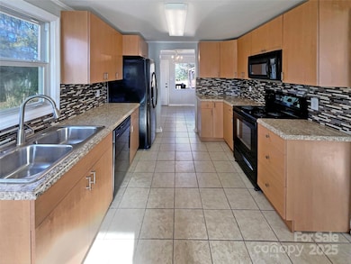 212 N Morris St, Gastonia, NC 28052 - photo 2