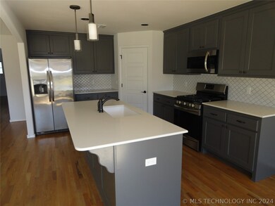 2005 E Tucson Place, Broken Arrow, OK 74011 - photo 5