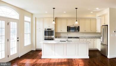 10601 Yorktown Dr, Fairfax, VA 22030 - photo 5