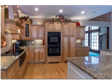FabulousChef's Kitchen with Large Island, Breakfas