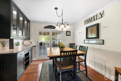 BREAKFAST NOOK WITH SLIDERS TO BACK DECK