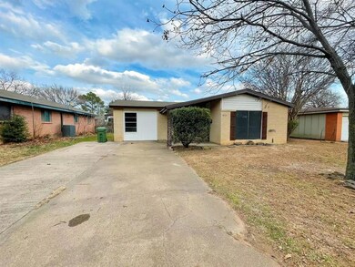 836 Russell Ln, Bedford, TX 76022 - photo 2