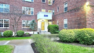 Courtyard Manor unit 3L, New Rochelle, NY 10805 - photo 4