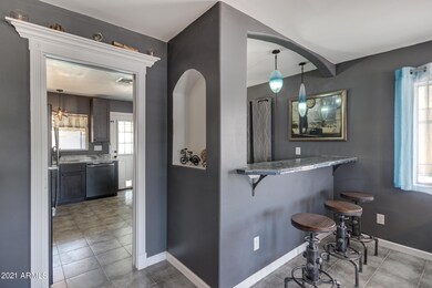 935 W Indigo St-15