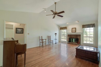 07_304 Konawa Place_Living01