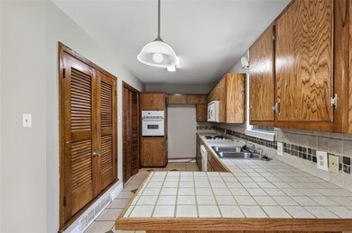 1206 Tanglewood Dr, Cleburne, TX 76033 - photo 4