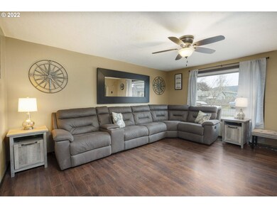 104 E Crestview Dr, Newberg, OR 97132 - photo 3