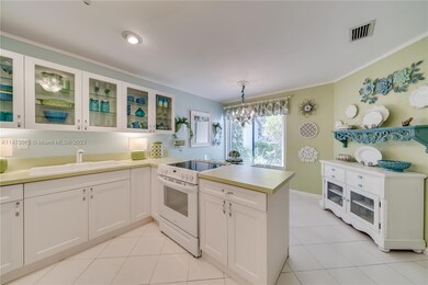 Bright kitchen w/ updated cabinets w/ eat in table