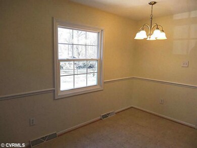 Dining Room - Beautiful crown molding!