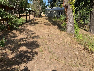 View of yard with an outdoor structure