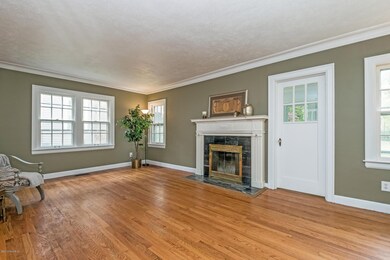 008-Living_Room-3347071-medium