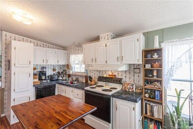 Lovely bright kitchen. New laminate flooring.