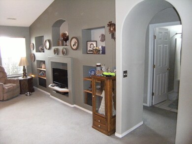 living room wi/arched doorway