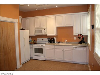 Kitchen - Large eat-in kitchen