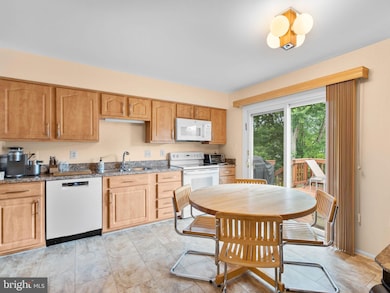 1709 Glastonberry Rd, Potomac, MD 20854 - photo 7