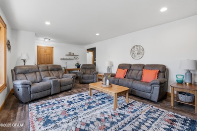 1012 10th Ave SE, East Grand Forks, MN 56721 - photo 5