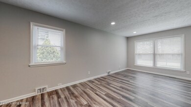 5614 Idlewood Ln, Louisville, KY 40291 - photo 7