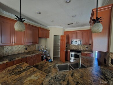 Kitchen w Granite Countertops