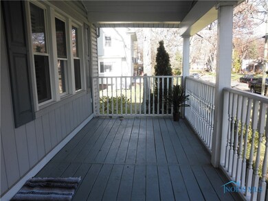COZY COVERED FRONT PORCH TO RELAX AND ENJOY THE SC