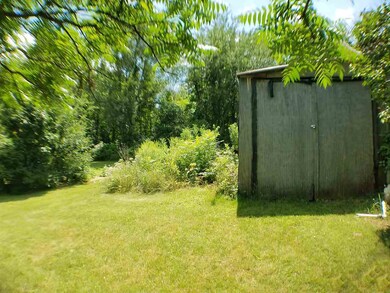 Shed and yard to rear of home.