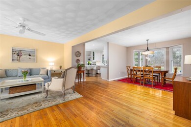 View from the entrance way to the living room, din