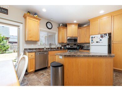 735 Burghardt Dr, Molalla, OR 97038 - photo 4