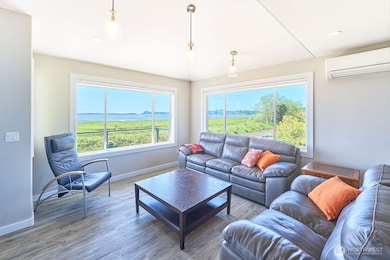 From Saddle Mountain to the iconic Cape Disappointment and beyond, the scenery is breathtaking - and yours to enjoy from nearly every room i nthe house.