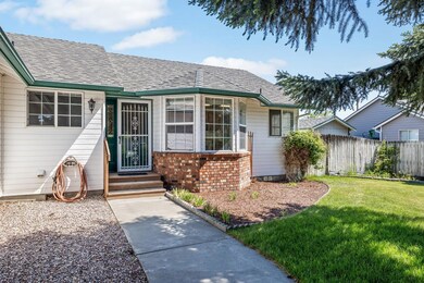 2117 NW Hemlock Place, Redmond, OR 97756 - photo 2