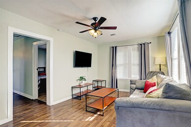 915 Columbia St unit A, Houston, TX 77008 - photo 2