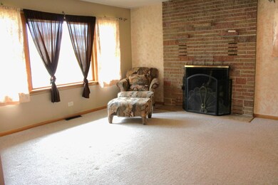 136 N Gretta Ave, Waukegan, IL 60085 - photo 6