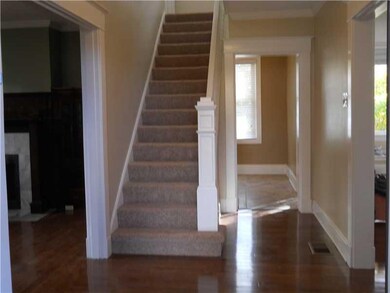 Entry/Foyer.