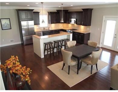 155 Sweetbriar Village T unit 155, Mount Washington, PA 15211 - photo 2