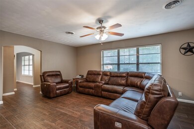 1927 Tulane Ave, Gainesville, TX 76240 - photo 5