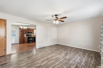 305 W Spring St, Eldridge, IA 52748 - photo 4