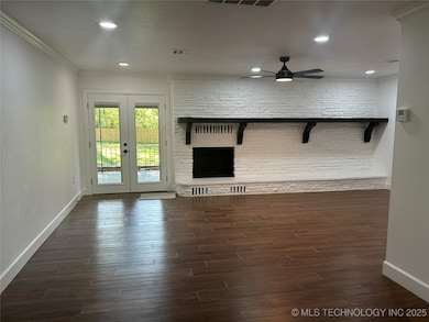Lrg family rm-french doors to covered porch