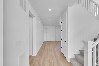 Picture of Model Hemingway, not of current listing.