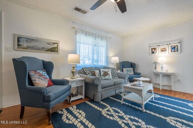 225414_7-snapsold-screen-215-oak-grove