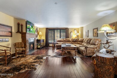 38390 US6-038-042-Living Room-MLS_Size