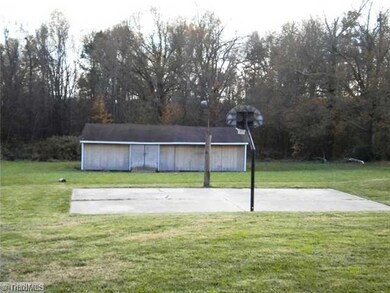 1516 E Fairfield Rd, High Point, NC 27263 - photo 3