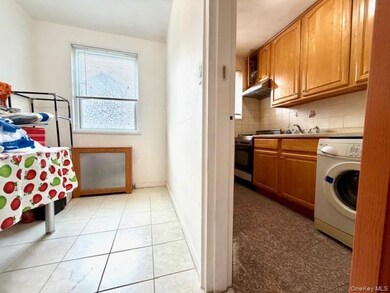 67-20 218th St unit Lower, Oakland Gardens, NY 11364 - photo 3