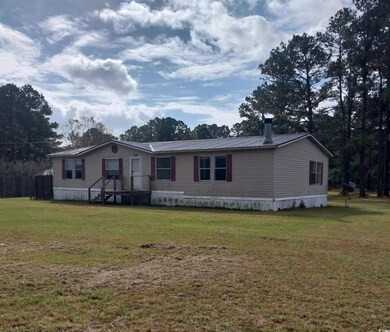 Manufactured / mobile home featuring a front yard