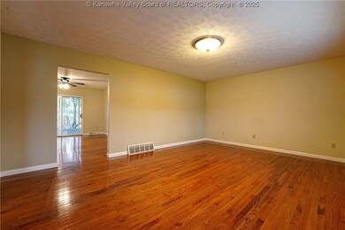 3802 Kathy Dr, Hurricane, WV 25526 - photo 4