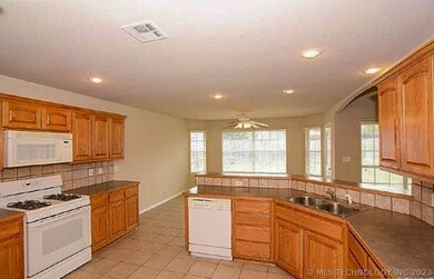 11715 S Locust Ave, Jenks, OK 74037 - photo 3