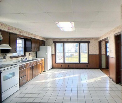 Large kitchen with newer appliances....
