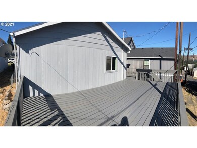 517 W 14th St, the Dalles, OR 97058 - photo 2