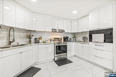 427 Harmon Cove Tower, Secaucus, NJ 07094 - photo 2