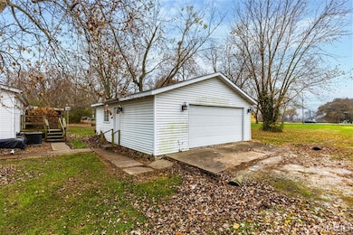 1207 Washington Ave, Staunton, IL 62088 - photo 2