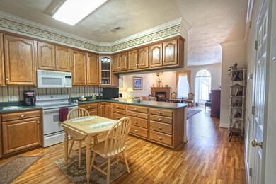Eat-in Kitchen