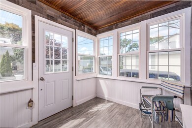 Super cute front porch